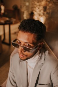 पुरुषांसाठी प्रेरित फुल-रिम ओव्हरसाइज्ड सनग्लासेस