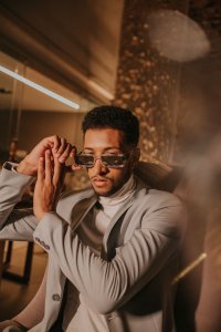 पुरुषांसाठी प्रेरित फुल-रिम ओव्हरसाइज्ड सनग्लासेस